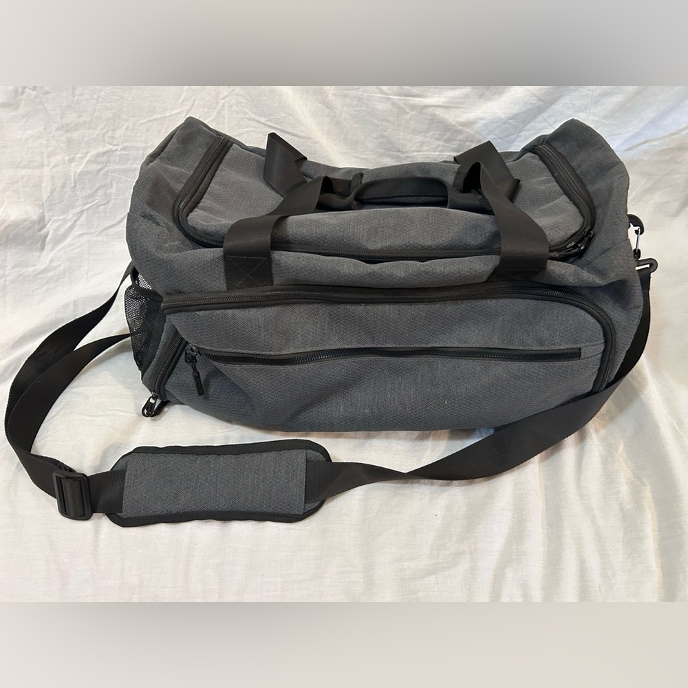 Gray Duffel Bag Lightweight Ventilated Dual Zipper Compartment For Gym & Travel